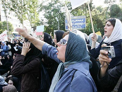 Στο πλευρό των γυναικών του Ιράν τάσσεται ο υποψήφιος κ. Moussavi