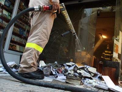 Επίθεση κουκουλοφόρων σε βιβλιοπωλείο στα Εξάρχεια