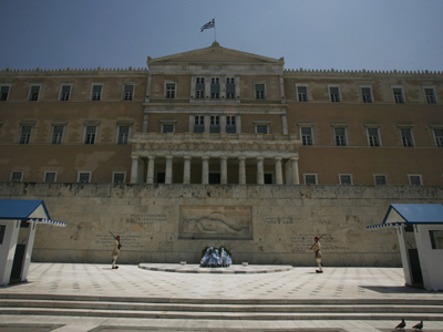 Τσιμεντάρισαν την πόρτα του φρούραρχου της Βουλής