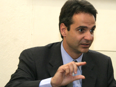 Πέταξαν γιαούρτια και αβγά στον Κυριάκο Μητσοτάκη