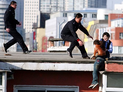 Την έπιασε στον αέρα ενώ πηδούσε από κτίριο