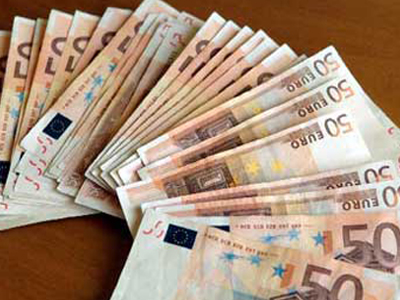 Βρήκε 7.000 ευρώ και τα παρέδωσε στην αστυνομία