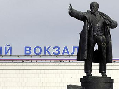 Έβαλαν βόμβα στο άγαλμα του Λένιν