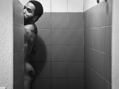 Στο μπάνιο… με τον Λένι Κράβιτς