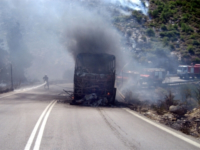 Πυρομανής έκαψε λεωφορείο, κινδύνεψε ο οδηγός