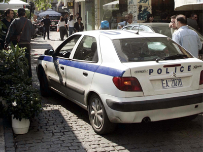 Έκαναν τους αστυνομικούς και λήστευαν