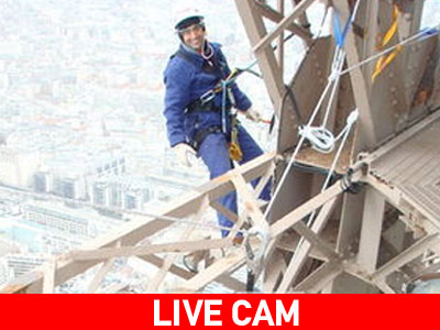 Έλληνας βάφει τον πύργο του Άϊφελ