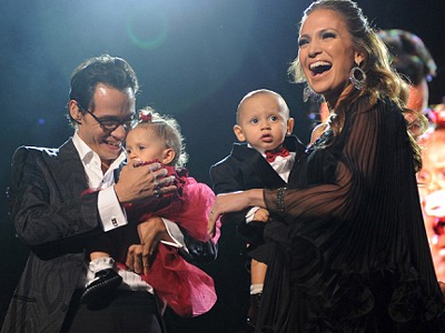 Αγκαλιά με τα δίδυμα η Τζένιφερ Λόπεζ