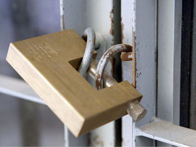 Το κόστος του χρήματος βάζει λουκέτο στα μαγαζιά