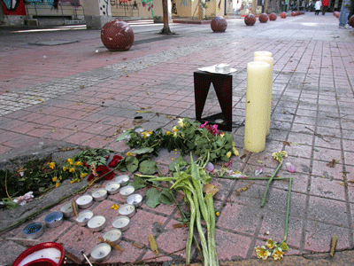 Αφήνουν λουλούδια έξω από τη ΓΑΔΑ