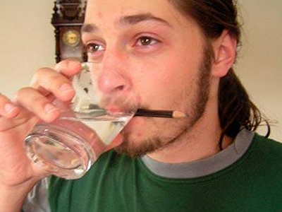 Έκανε εγχείριση για να απαλλαγεί από τον λόξυγκα