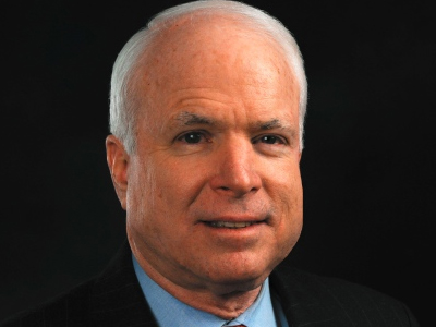 «Αξιοπρεπή εκστρατεία» ζητάει ο Τζον Μακέιν