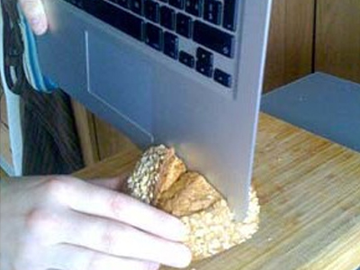 Έκοψε ψωμί με το MacBook Air!