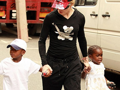 Οικογενειακή βόλτα στο Λονδίνο για τη Madonna