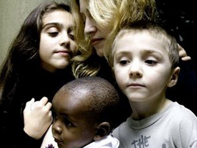 Δεύτερη υιοθεσία για τη Μαντόνα