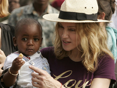 Πιο κοντά στην υιοθεσία και άλλου παιδιού η Μαντόνα