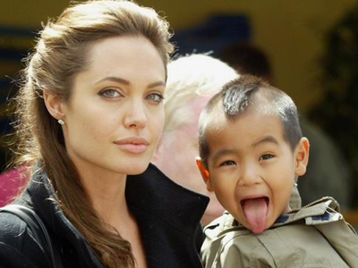 Η Τζολί αγοράζει μαχαίρια στο γιο της