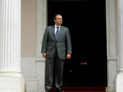 Το αφήνει να πάει… και όσο πάει  με τις πολιτικές αποφάσεις ο Καραμανλής