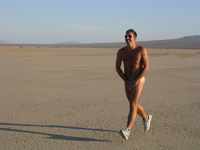 Κυνήγησε γυμνός ληστές που μπήκαν σπίτι του