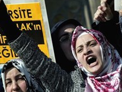 “Κόκκινο πανί” η ισλαμική μαντίλα