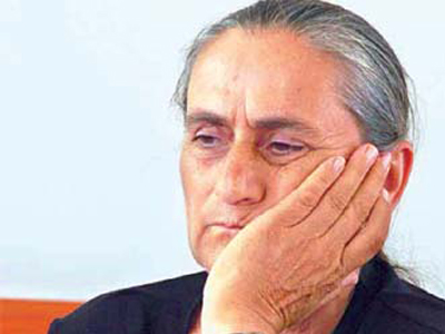 Κηδεύει τον άντρα της, μετά από 32 χρόνια