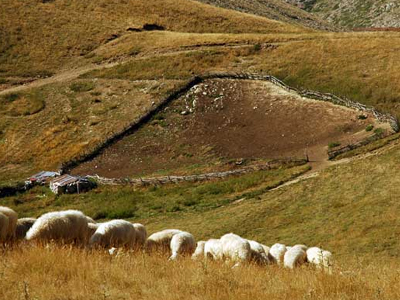 Στη «μέγγενη του ΕΤΑΚ» μαντριά και αποθήκες στα χωριουδάκια