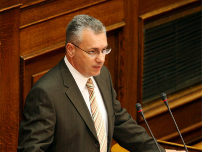 Πέταξαν μπουκάλι με νερό σε βουλευτή!