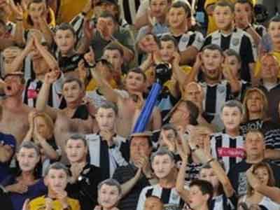 Φόρεσαν 1.800 μάσκες με το πρόσωπο του προπονητή της West Bromwich