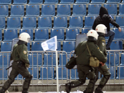 Προφυλακίστηκαν τέσσερις για επίθεση κατά διμοιρίας των ΜΑΤ