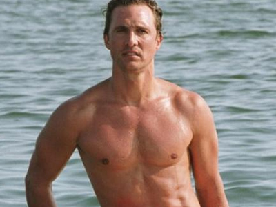 Τον προστάτεψαν από τους παπαράτσι οι σέρφερ