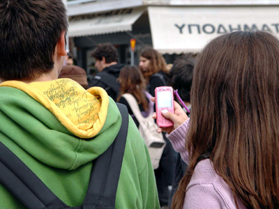 «Ερωτευμένοι» οι έλληνες με τα κινητά τηλέφωνα