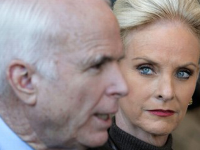 Πρότεινε τη σύζυγό του για topless διαγωνισμό