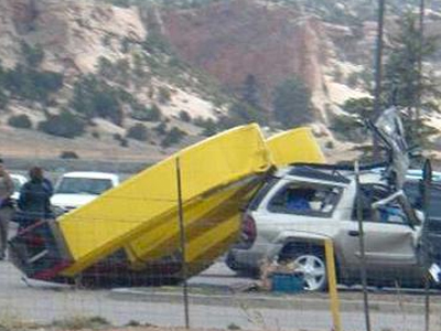 Γιγάντια πινακίδα κατέστρεψε αυτοκίνητο