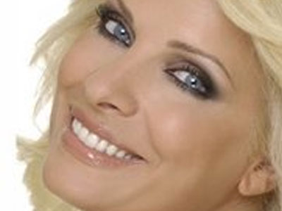 Η Μενεγάκη πάει …λαϊκή με τον σωματοφύλακα