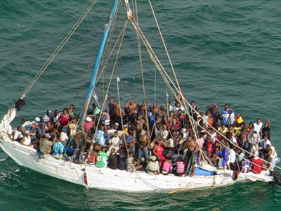 Έκρηξη σε σκάφος που μετέφερε μετανάστες