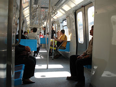 Κάνει στριπτίζ μέσα στο μετρό