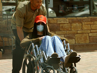 Ο Μάικλ Τζάκσον σε αναπηρικό καροτσάκι