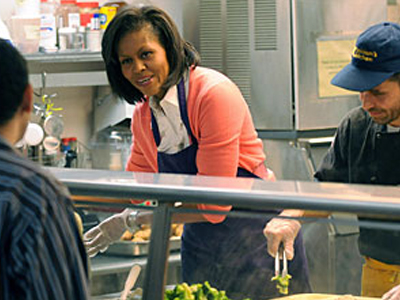 Η Μισέλ Ομπάμα σε ρόλο σερβιτόρας