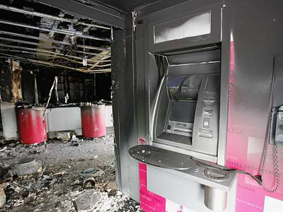 Εμπρηστική επίθεση σε τράπεζα στη Θεσσαλονίκη