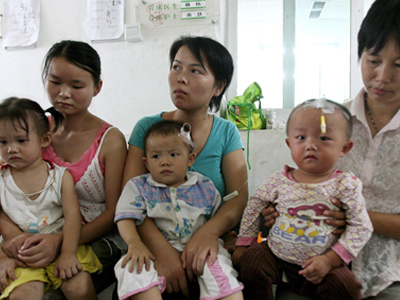 Τις 13.000 έχουν φτάσει τα κρούσματα από το μολυσμένο γάλα