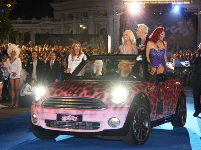 Ενθουσιώδης υποδοχή στο Life Ball MINI 2009 που δημιούργησαν οι “The Blonds” για την Katy Perry στο εναρκτήριο σόου