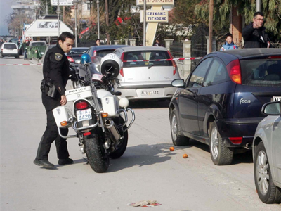 Μοτοσυκλετιστής επιτέθηκε σε αστυνομικό