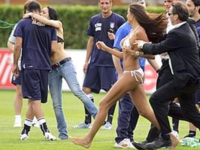 “Ντου” από μοντέλα στην προπόνηση της Ιταλίας