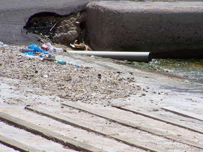 Όταν το κράτος ρυπαίνει τη θάλασσα και σπαταλά ηλεκτρική ενέργεια, οι πολίτες απλά πληρώνουν