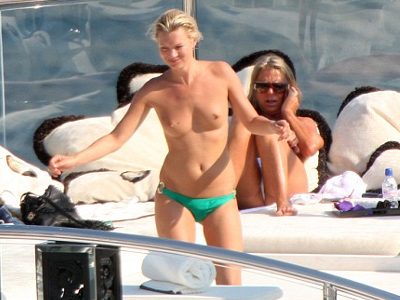 Η «γυμνή» απόδραση της Κέιτ Μος στη Μεσόγειο