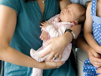 Στα 739 ευρώ το επίδομα μητρότητας