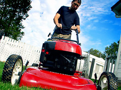 Πυροβόλησε τη μηχανή του γκαζόν επειδή δε δούλευε