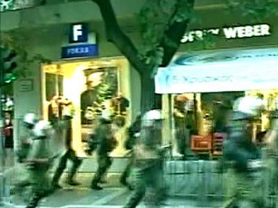 Μπουκάλια και πέτρες εναντίον αστυνομικών