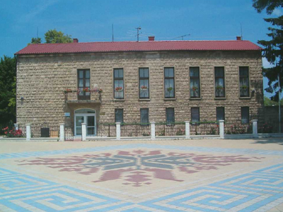 Η Βουλή ανακατασκευάζει το σχολείο στο χωριό “Νίκος Μπελογιάννης”