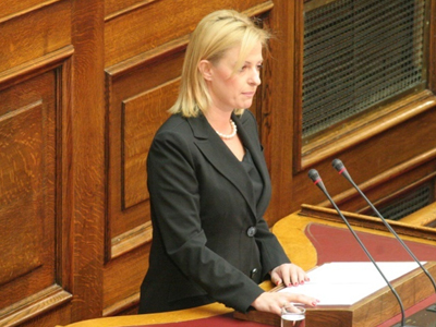 Η βουλευτίνα με τα συνολάκια